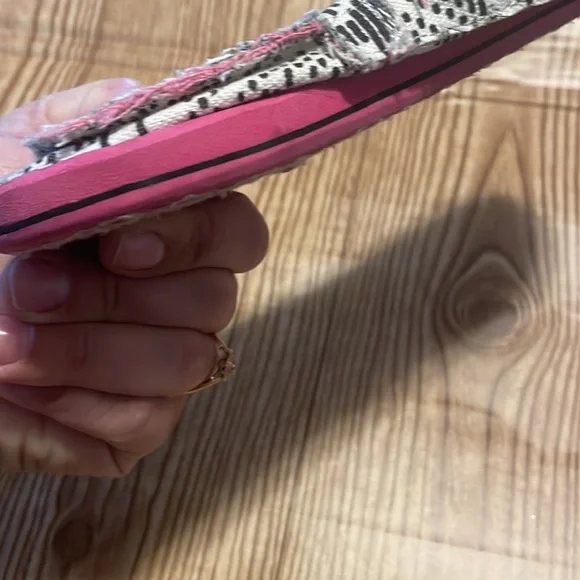 Girls Sanuk Slip On Shoes - Picture 7 of 8